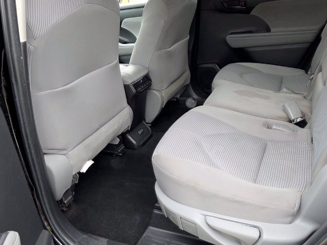 Used 2022 Toyota Highlander LE AWD/4WD image 8