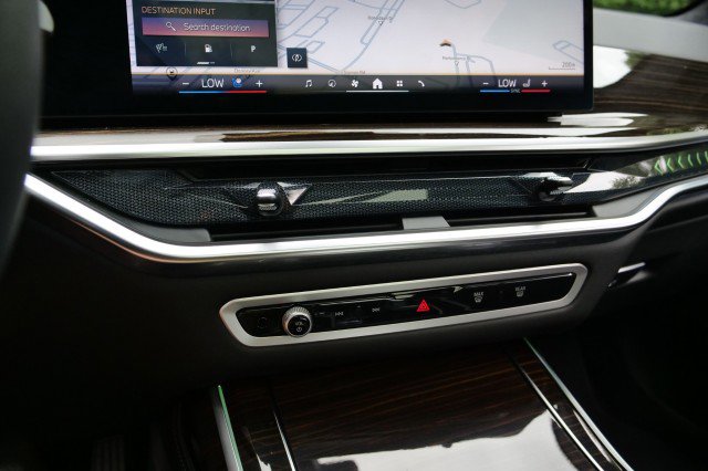 Used 2024 BMW X7 xDrive40i w/ Premium Package image 16