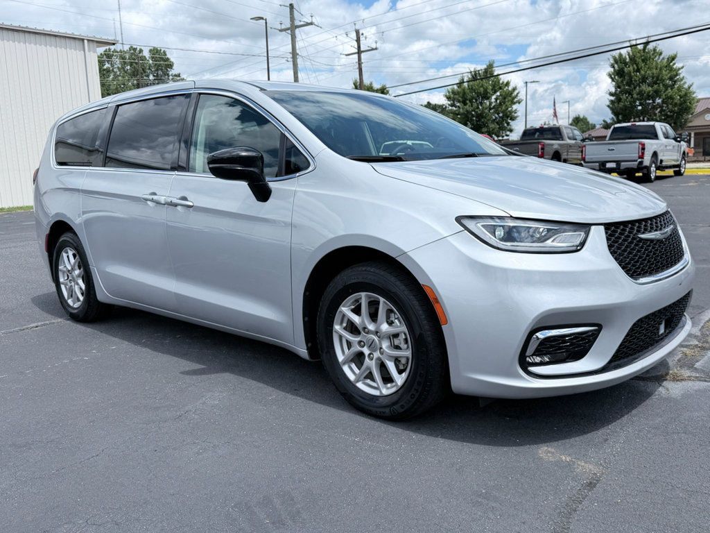Used 2024 Chrysler Pacifica Touring-L FWD image 2