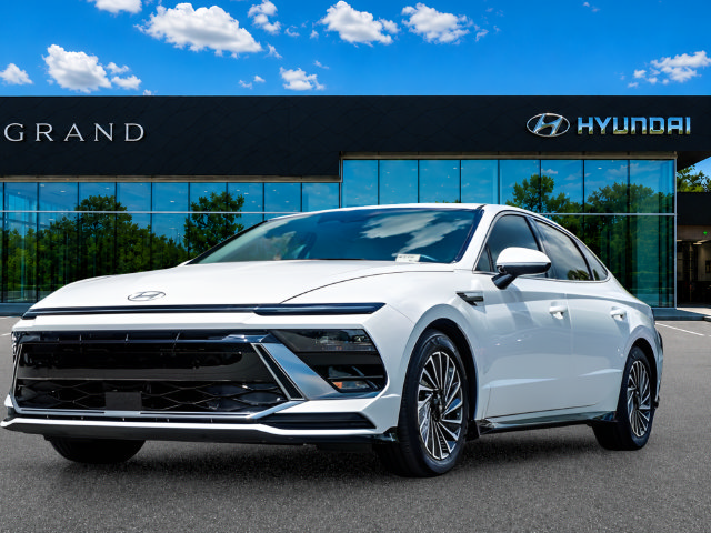 Certified 2025 Hyundai Sonata SEL FWD image 1