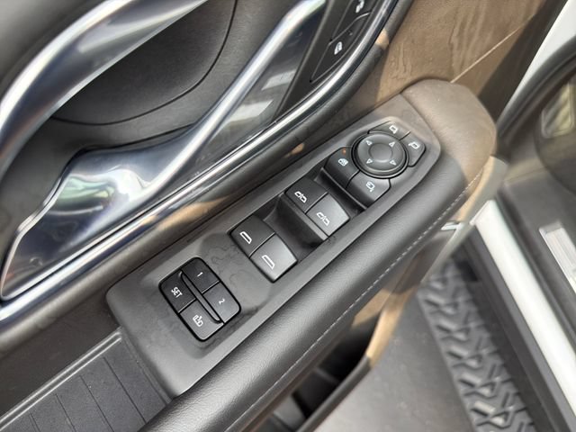 Used 2023 Chevrolet Tahoe Z71 w/ Luxury Package AWD/4WD image 11