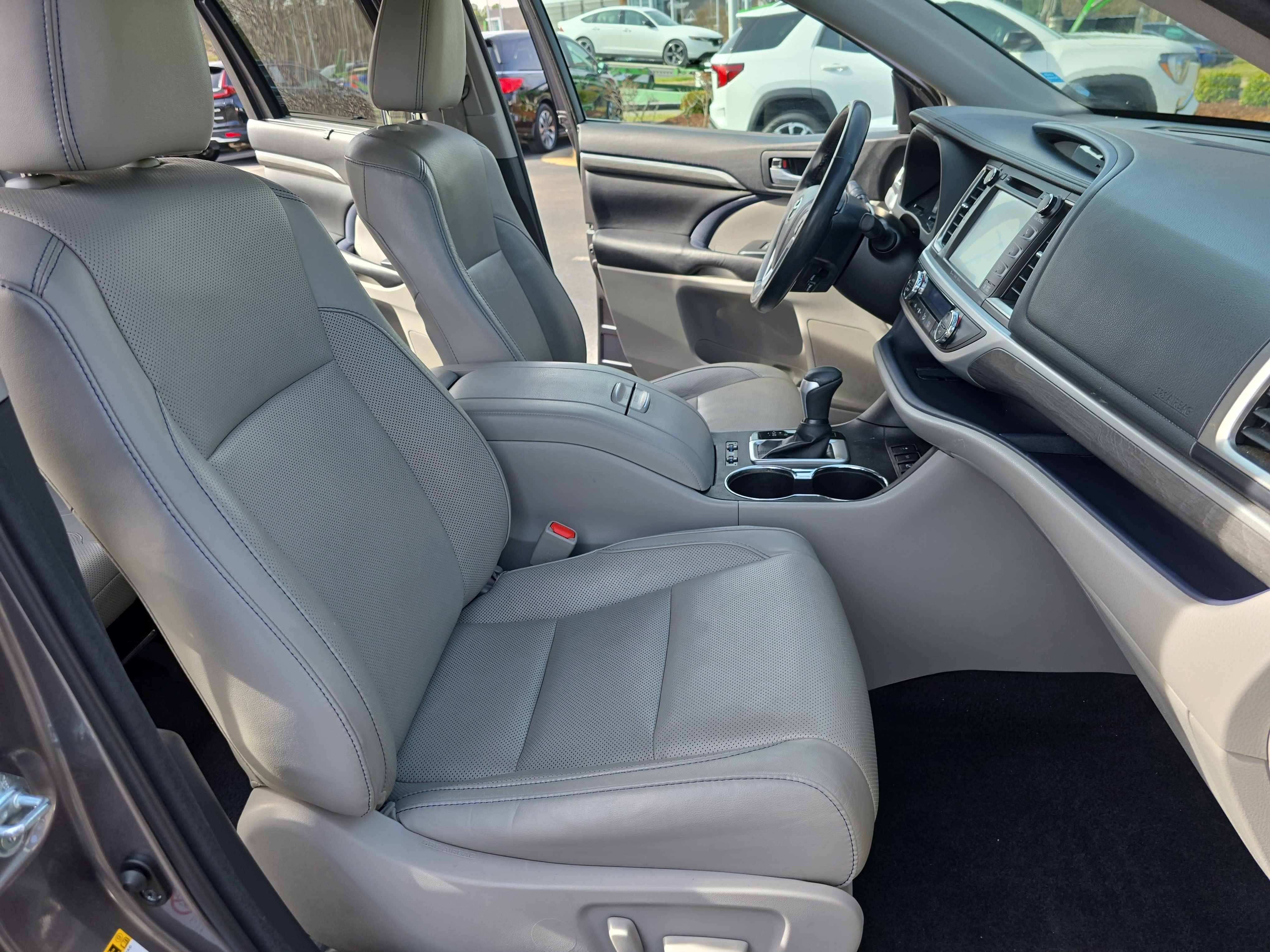 Used 2017 Toyota Highlander Limited image 10