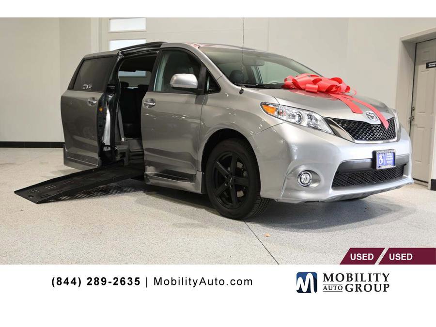 Used 2013 Toyota Sienna SE image 1