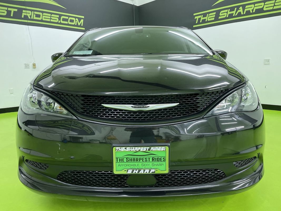 Used 2022 Chrysler Voyager LX image 3