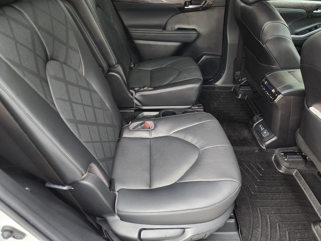Used 2023 Toyota Highlander Platinum FWD image 31
