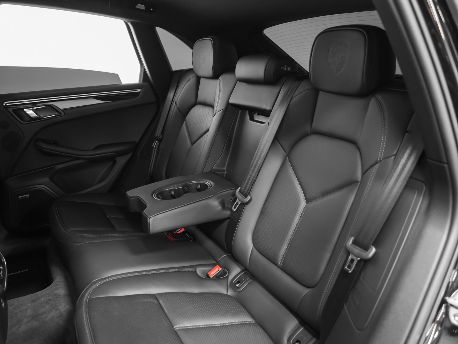 Certified 2024 Porsche Macan AWD/4WD image 40