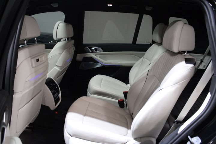 Used 2021 BMW X7 M50i w/ Dynamic Handling Package AWD/4WD image 24