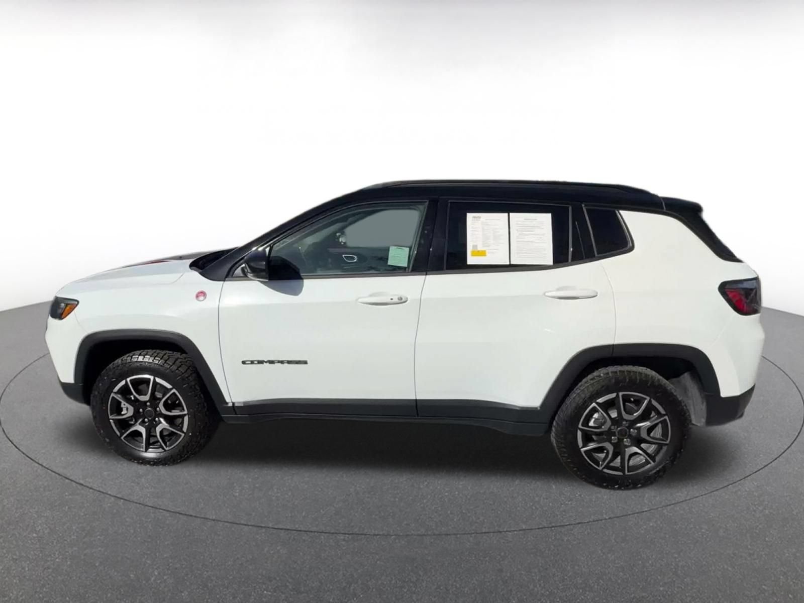 Used 2025 Jeep Compass Trailhawk AWD/4WD image 8