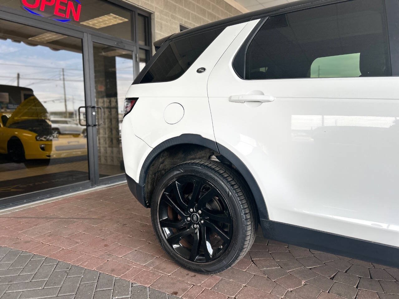 Used 2017 Land Rover Discovery Sport HSE AWD/4WD image 23