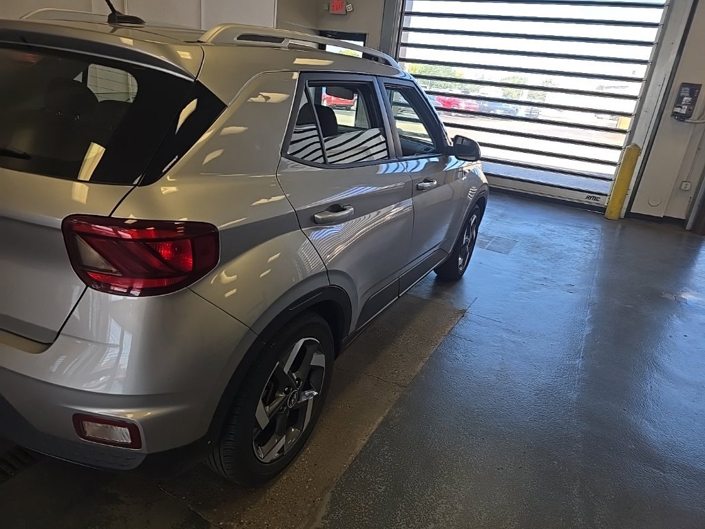 Used 2024 Hyundai Venue SEL FWD image 3