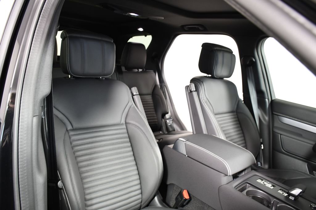 Certified 2025 Land Rover Discovery Dynamic SE image 19