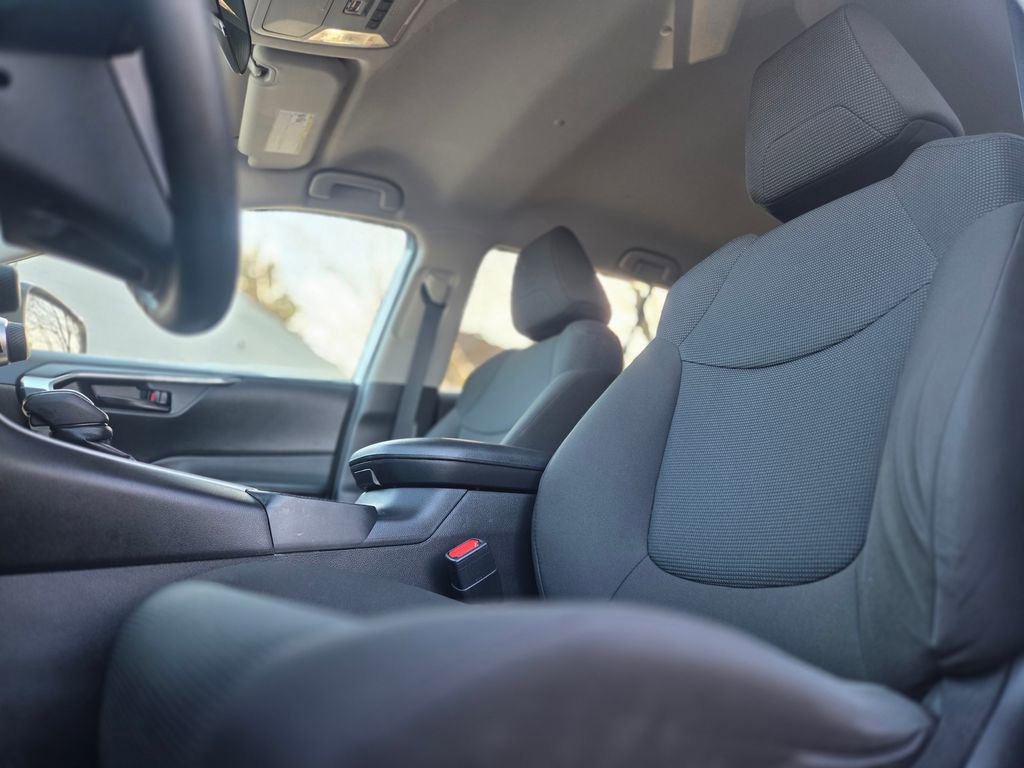 Used 2022 Toyota RAV4 LE AWD/4WD image 16