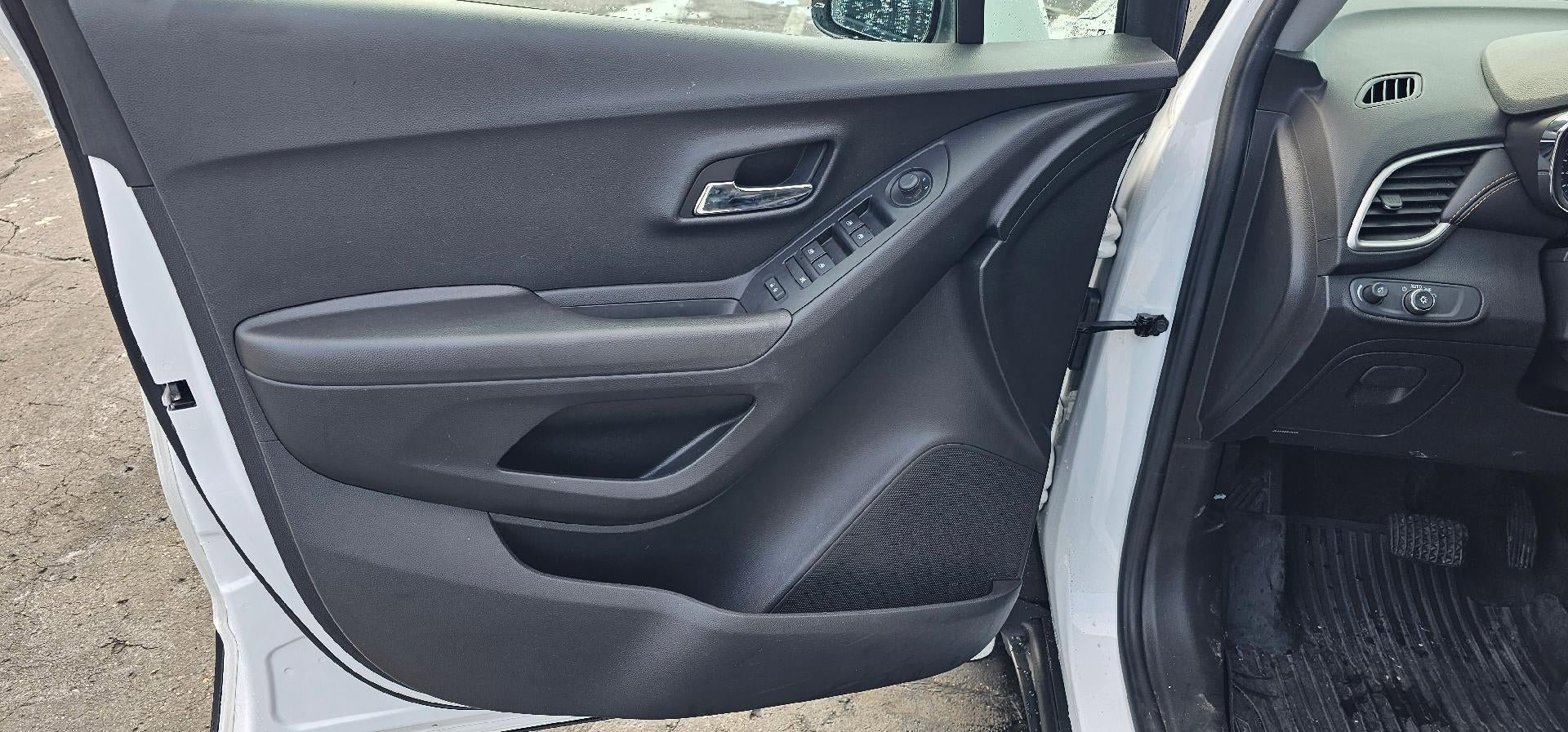 Used 2020 Chevrolet Trax LS image 9