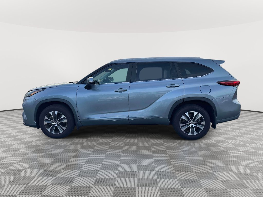Used 2023 Toyota Highlander XLE AWD/4WD image 4