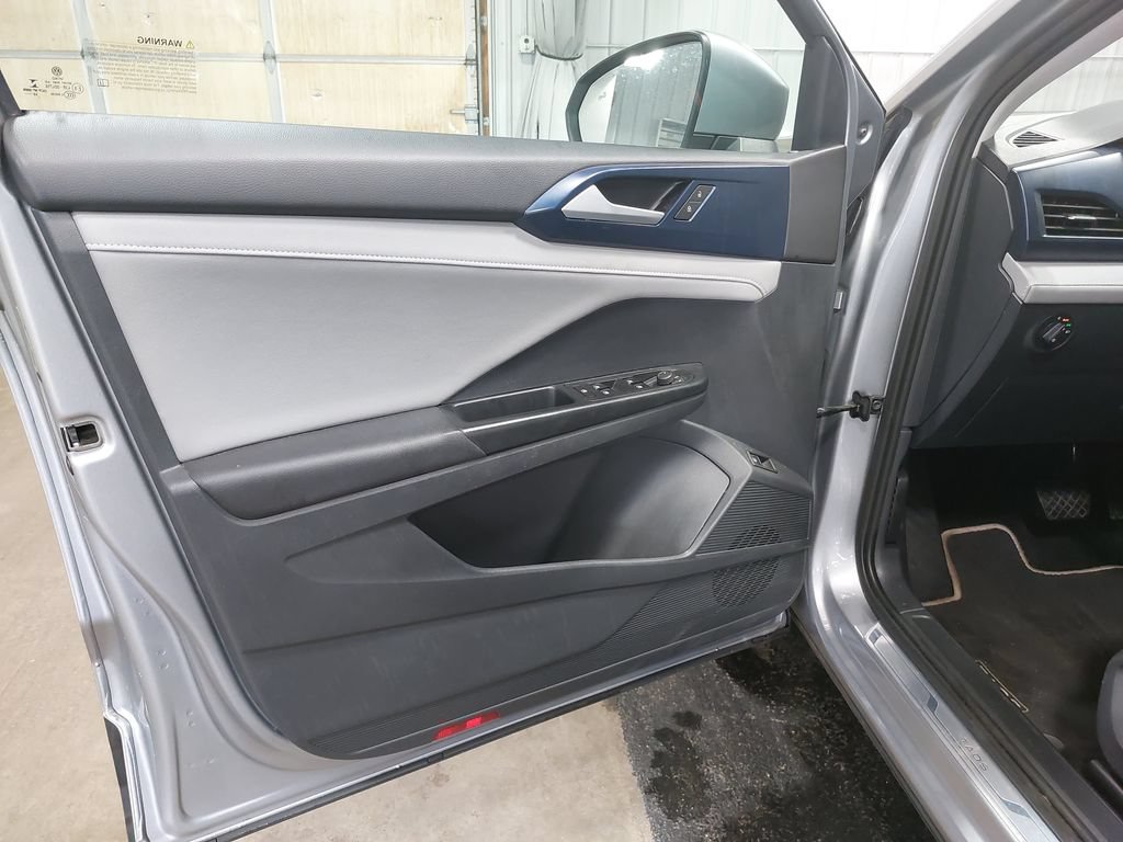 Used 2023 Volkswagen Taos SE w/ Panoramic Sunroof Package AWD/4WD image 27