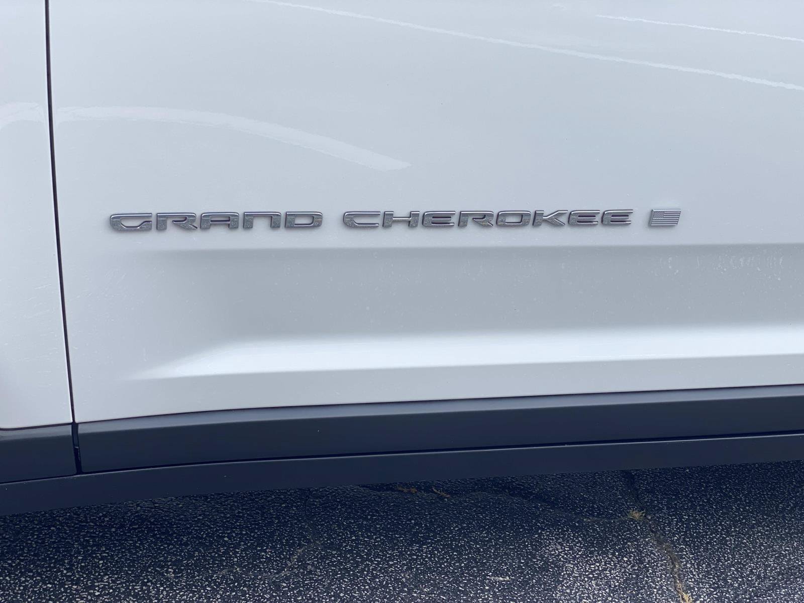Used 2023 Jeep Grand Cherokee Laredo AWD/4WD image 14