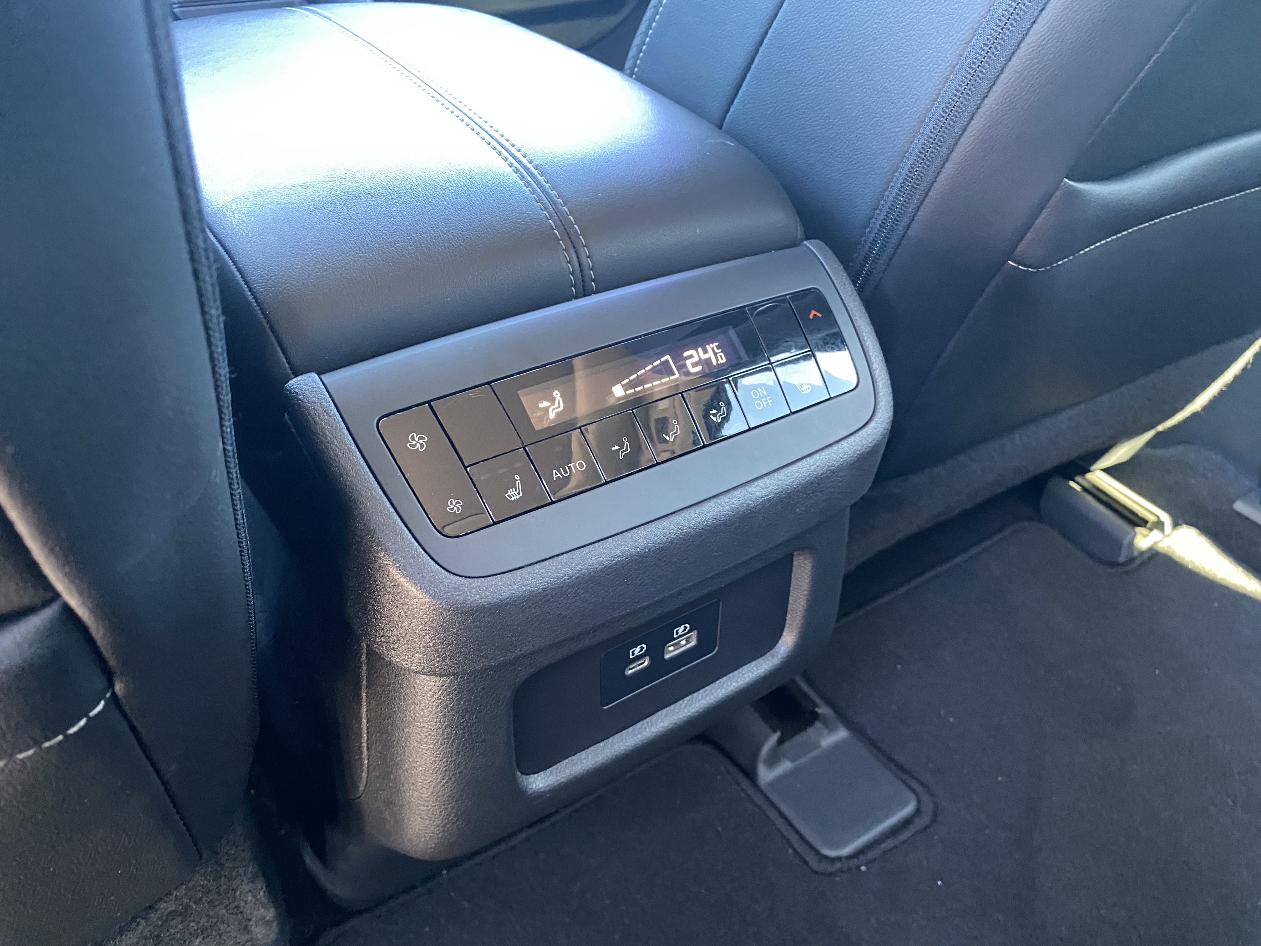 Used 2024 Nissan Pathfinder SL w/ SL Premium Package FWD image 18