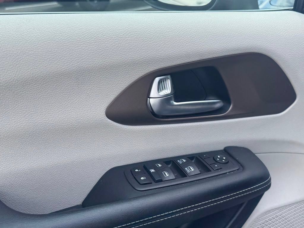 Used 2024 Chrysler Voyager LX FWD image 8