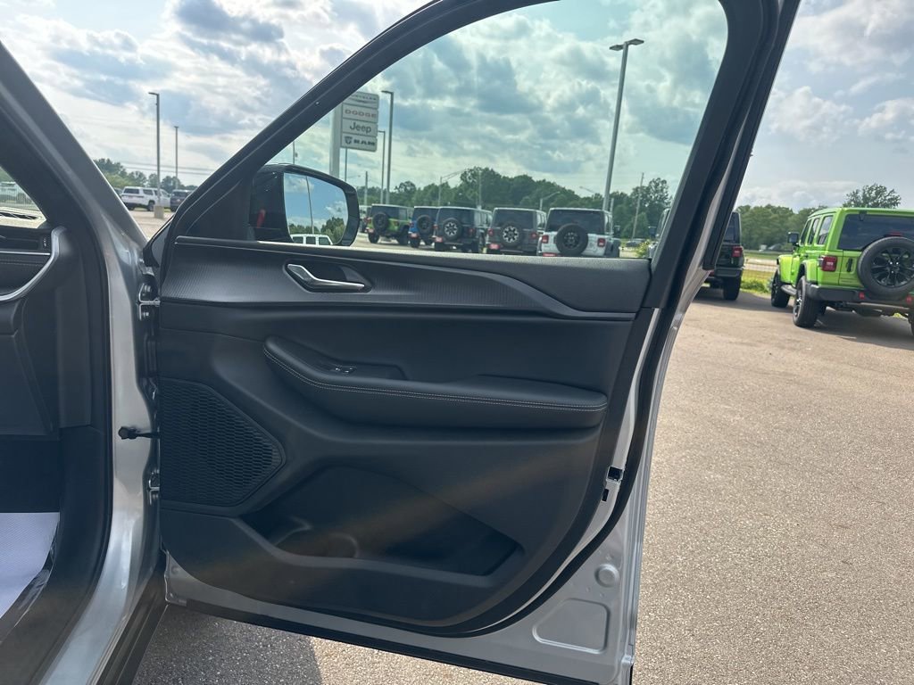 New 2025 Jeep Grand Cherokee L Altitude image 14