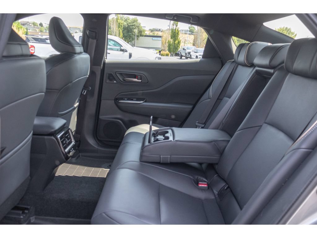 Used 2025 Toyota Crown Platinum AWD/4WD image 12