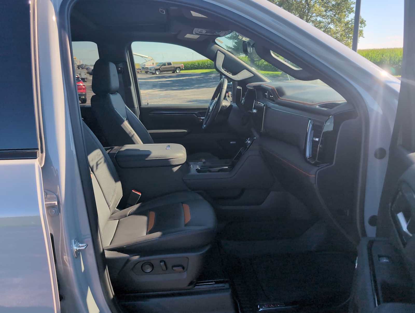 Used 2025 GMC Sierra 2500 AT4 w/ AT4 Premium Plus Package AWD/4WD image 28