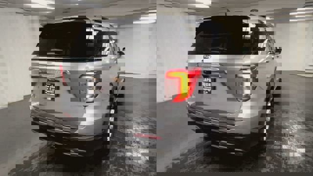 Used 2022 Ford Explorer XLT w/ Equipment Group 202A image 8