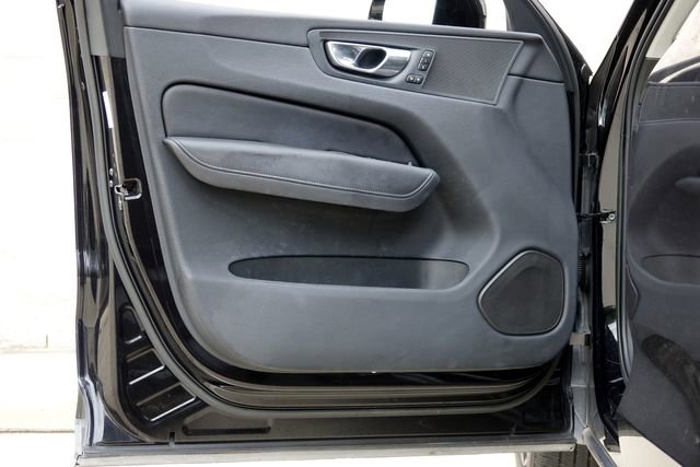 Used 2023 Volvo XC60 B5 Plus image 25