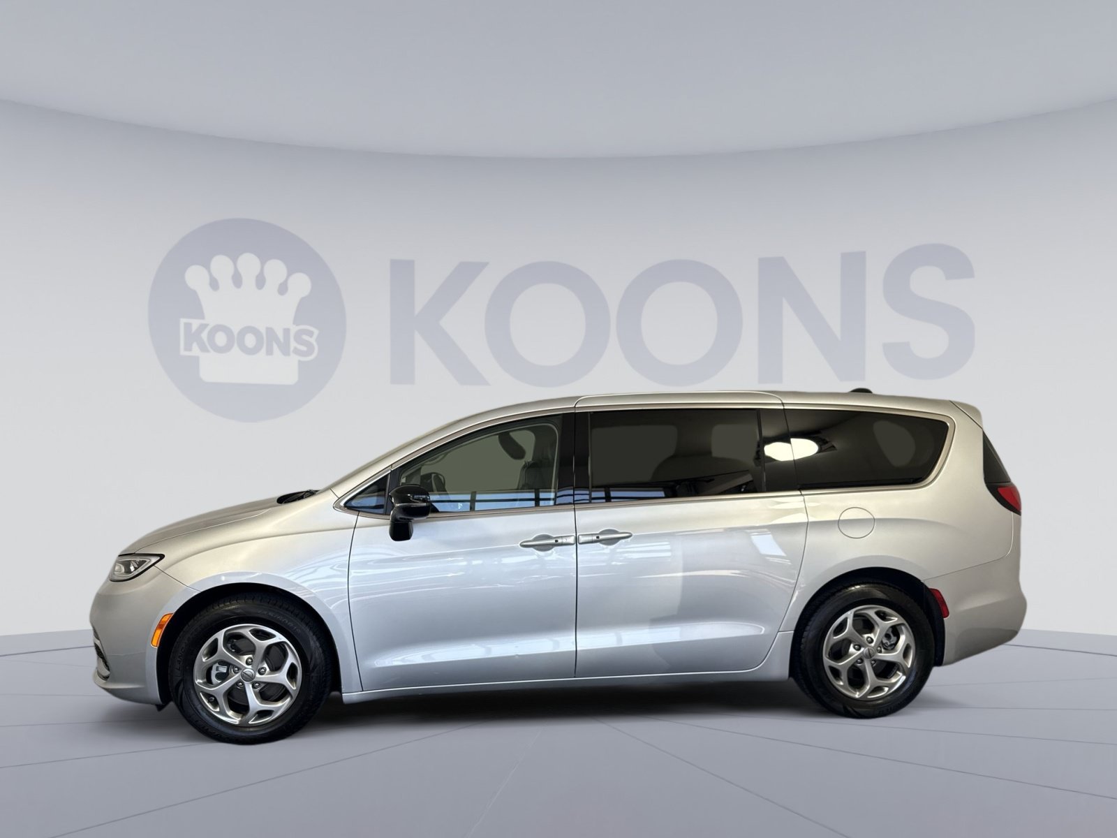 Used 2024 Chrysler Pacifica Limited FWD image 2