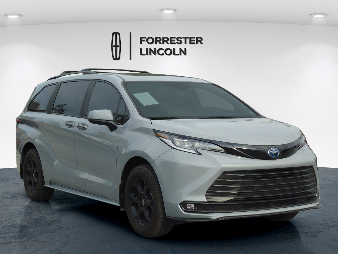 Used 2025 Toyota Sienna XLE Woodland Edition AWD/4WD image 1