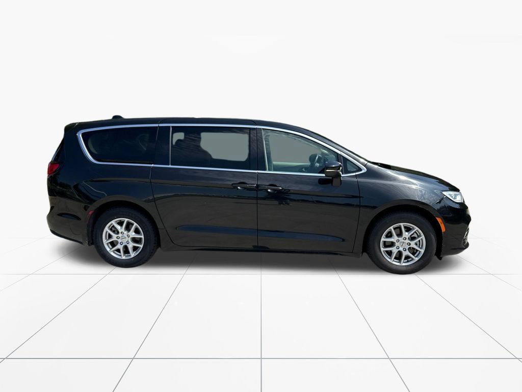 Used 2023 Chrysler Pacifica Touring-L FWD image 9
