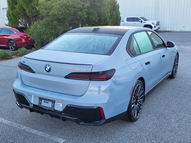 New 2026 BMW 750e xDrive image 2