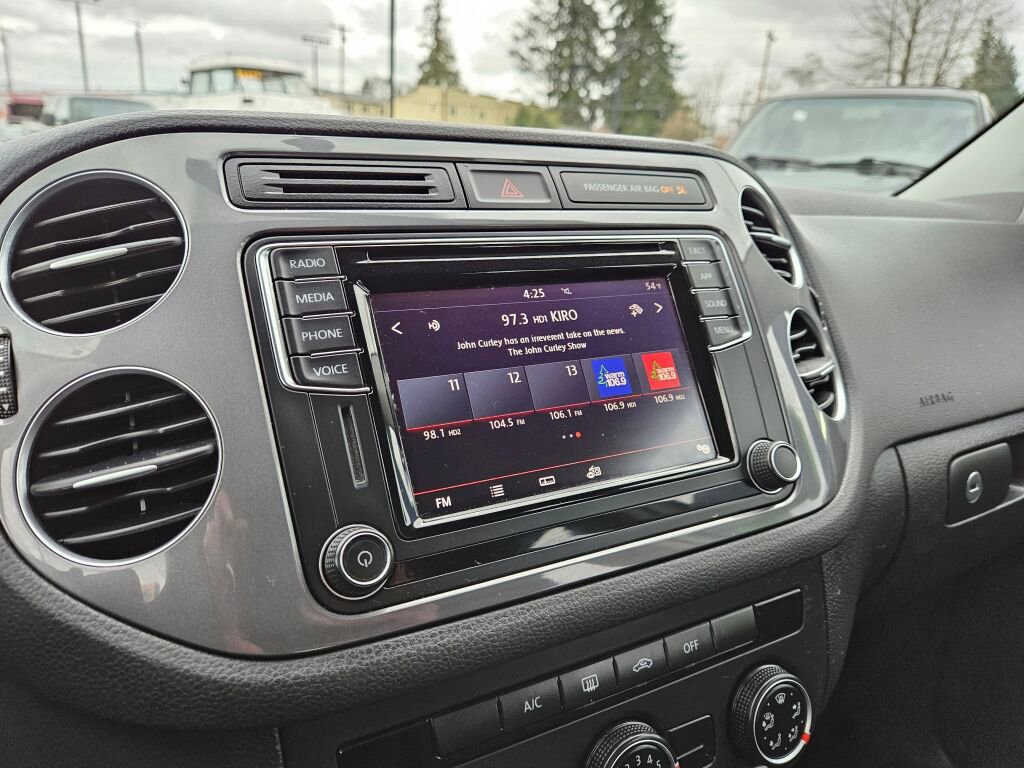 Used 2017 Volkswagen Tiguan Limited w/ Premium Package image 14