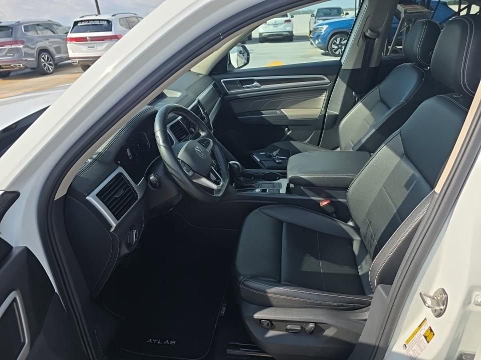 Used 2023 Volkswagen Atlas SE w/ Panoramic Sunroof Package image 9