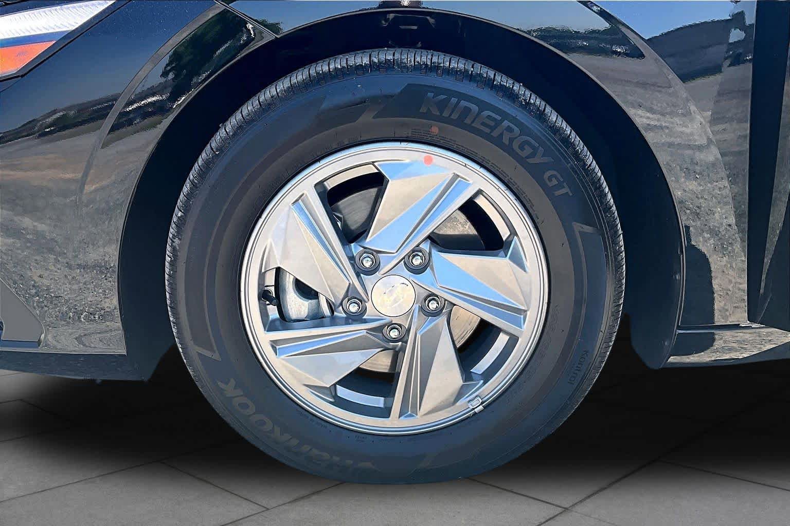 Used 2026 Hyundai Elantra SE FWD image 11