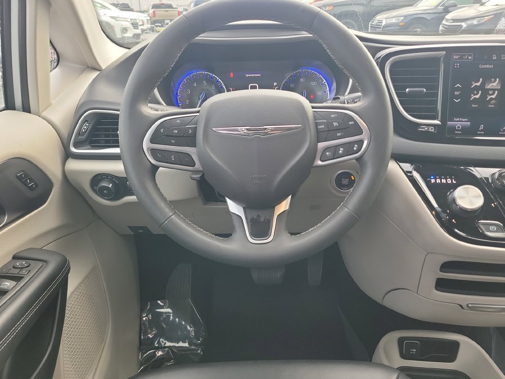 Used 2024 Chrysler Pacifica Touring-L FWD image 15