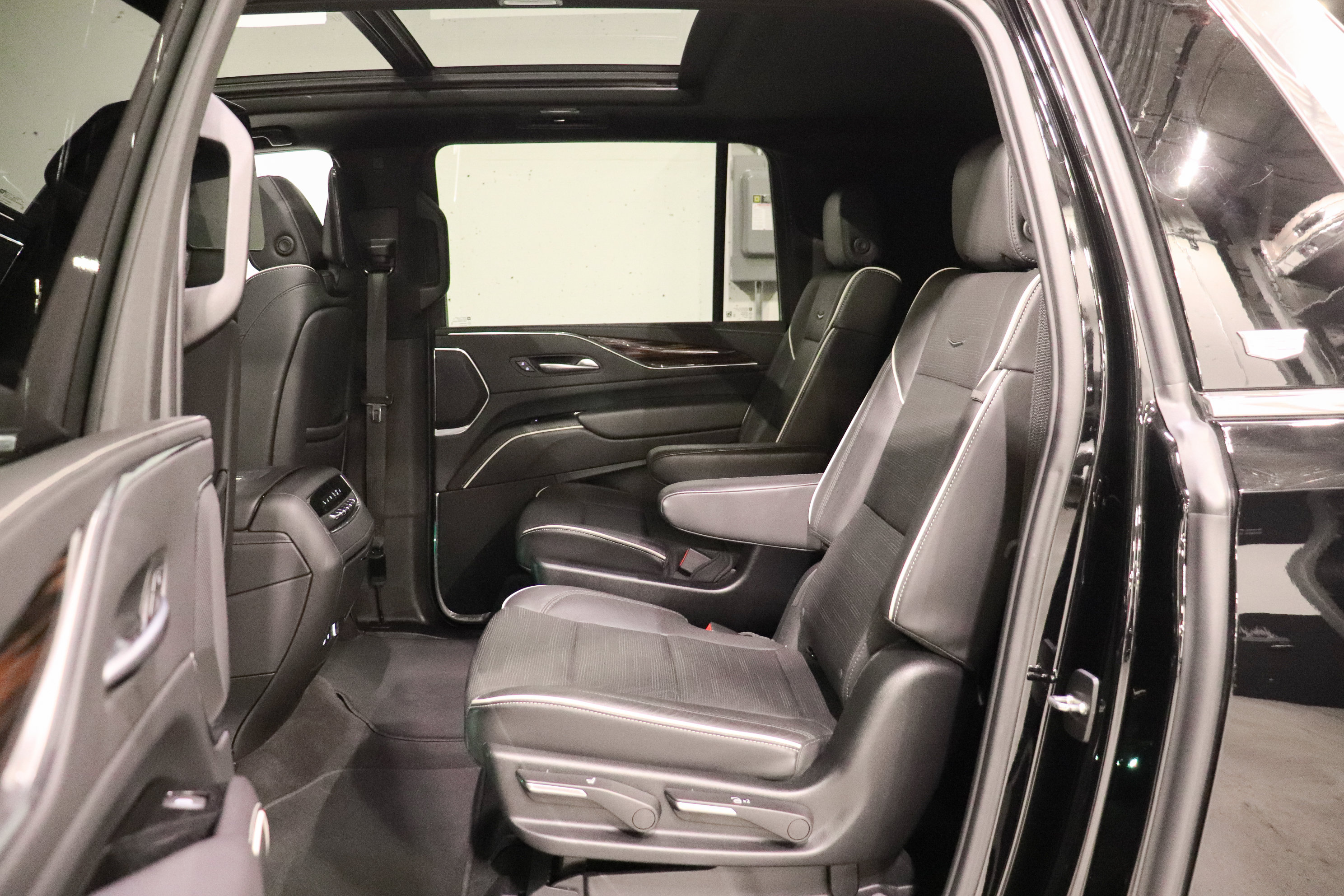Used 2023 Cadillac Escalade ESV Premium Luxury w/ Performance Package AWD/4WD image 16