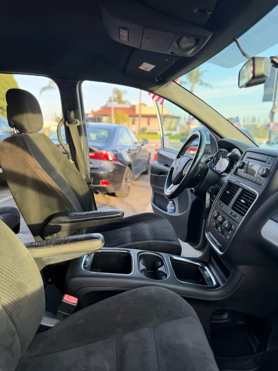 Used 2015 Dodge Grand Caravan SXT w/ Blacktop Package image 24