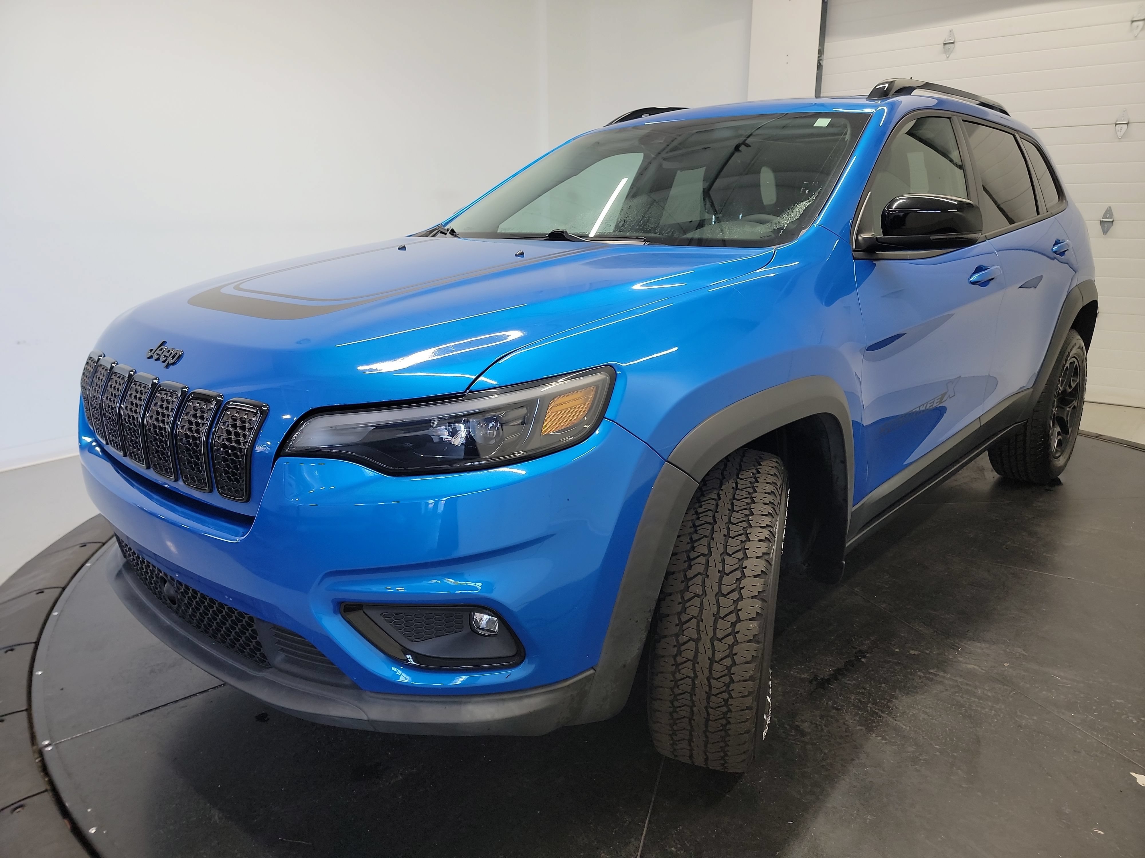 Used 2022 Jeep Cherokee Latitude w/ Sun & Sound Group AWD/4WD image 3