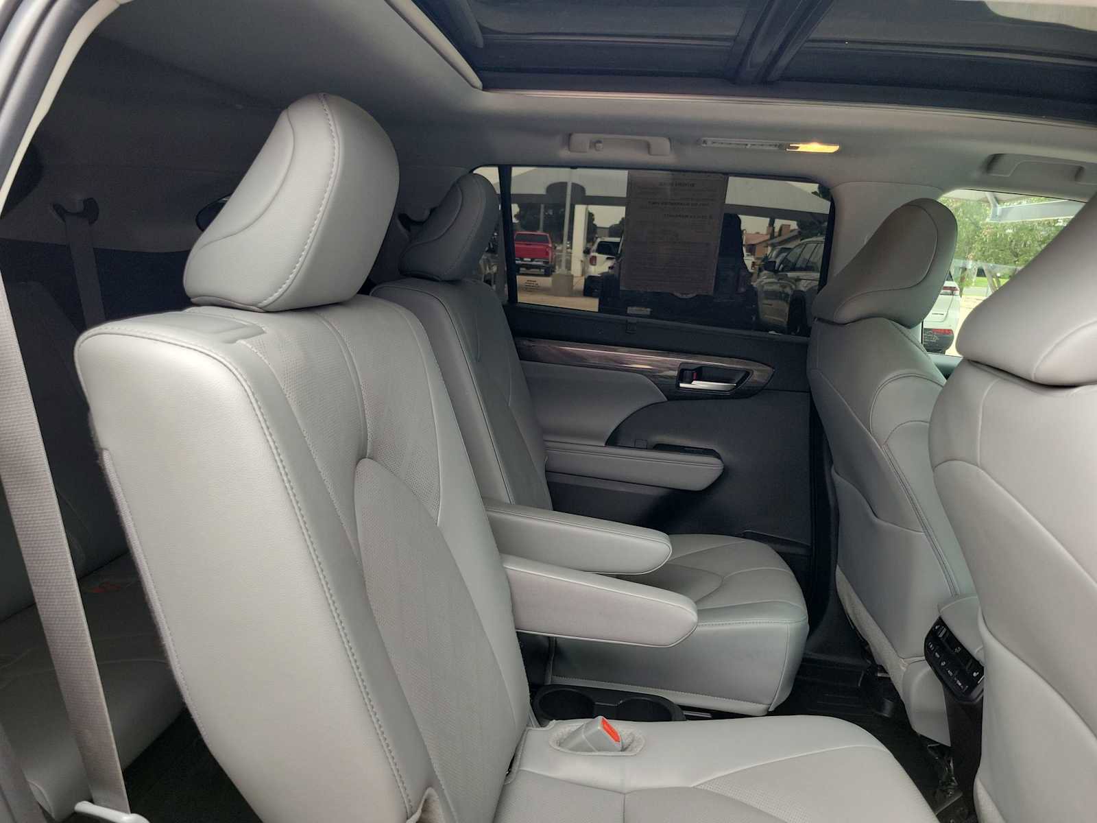 Used 2025 Toyota Highlander Platinum AWD/4WD image 17