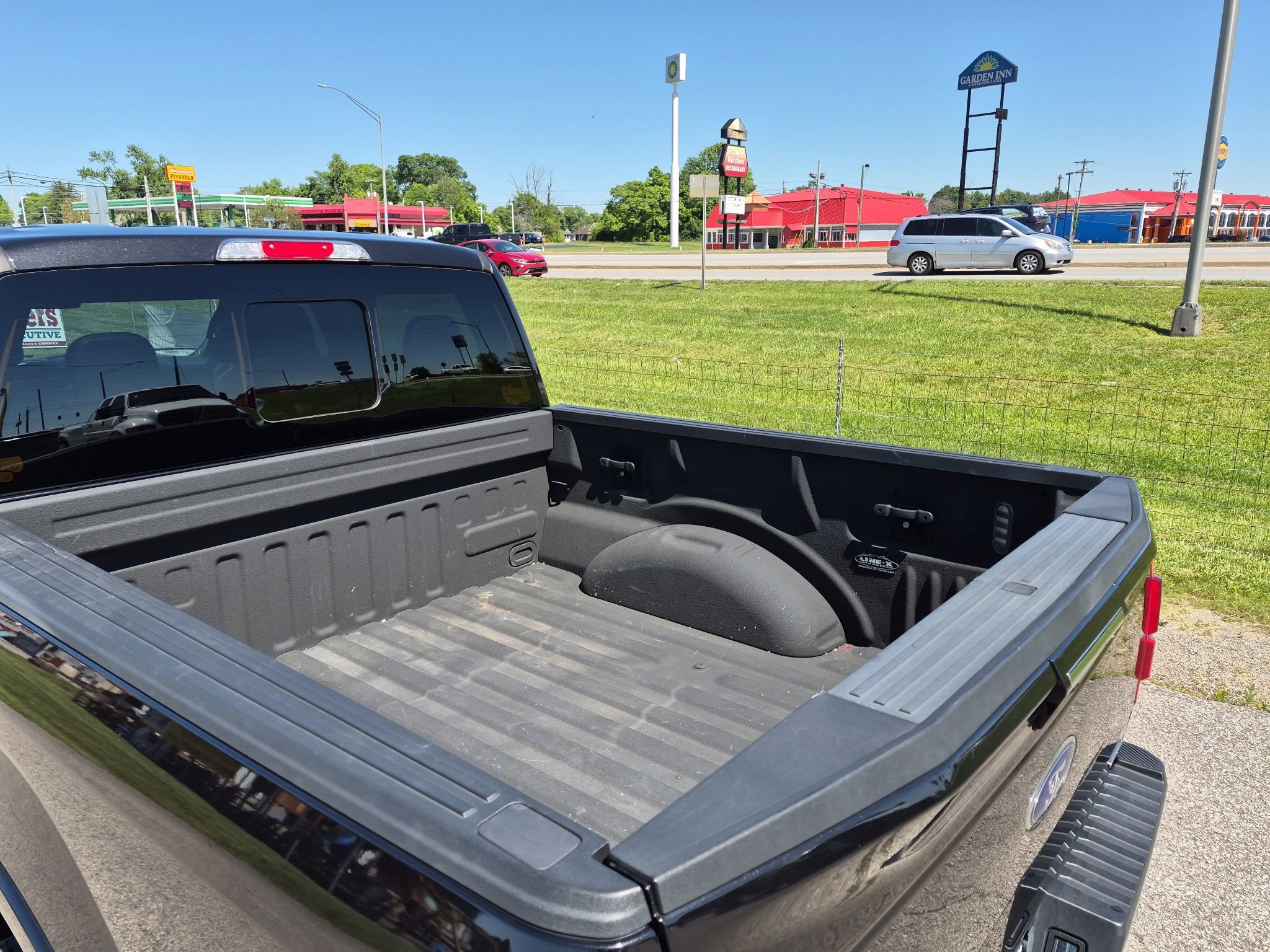 Used 2015 Ford F150 Lariat w/ Equipment Group 502A Luxury AWD/4WD image 9