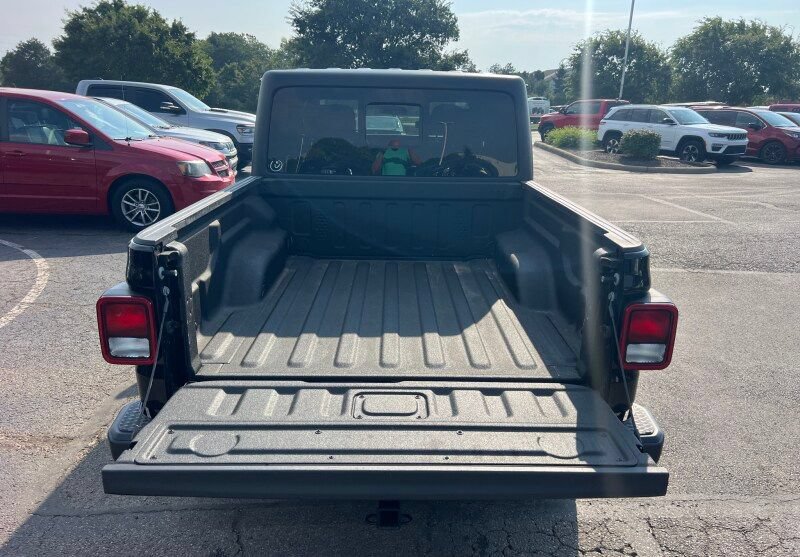 Certified 2023 Jeep Gladiator Sport AWD/4WD image 7