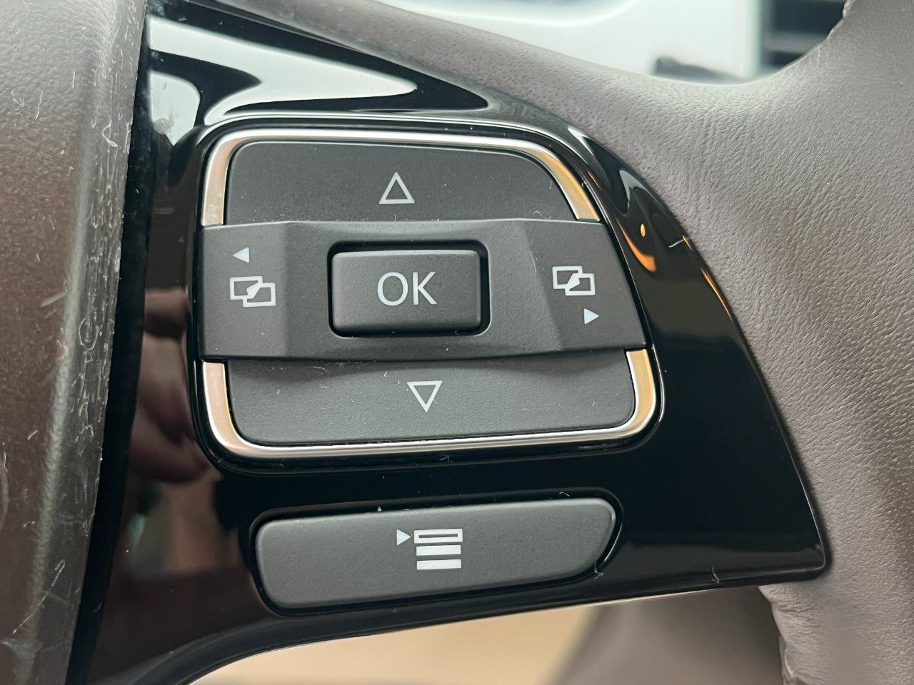 Used 2013 Volkswagen Touareg TDI AWD/4WD image 33