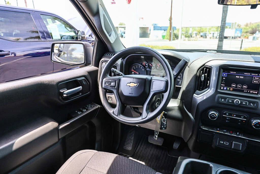 Used 2022 Chevrolet Silverado 1500 Custom w/ LPO, Blackout Package AWD/4WD image 5