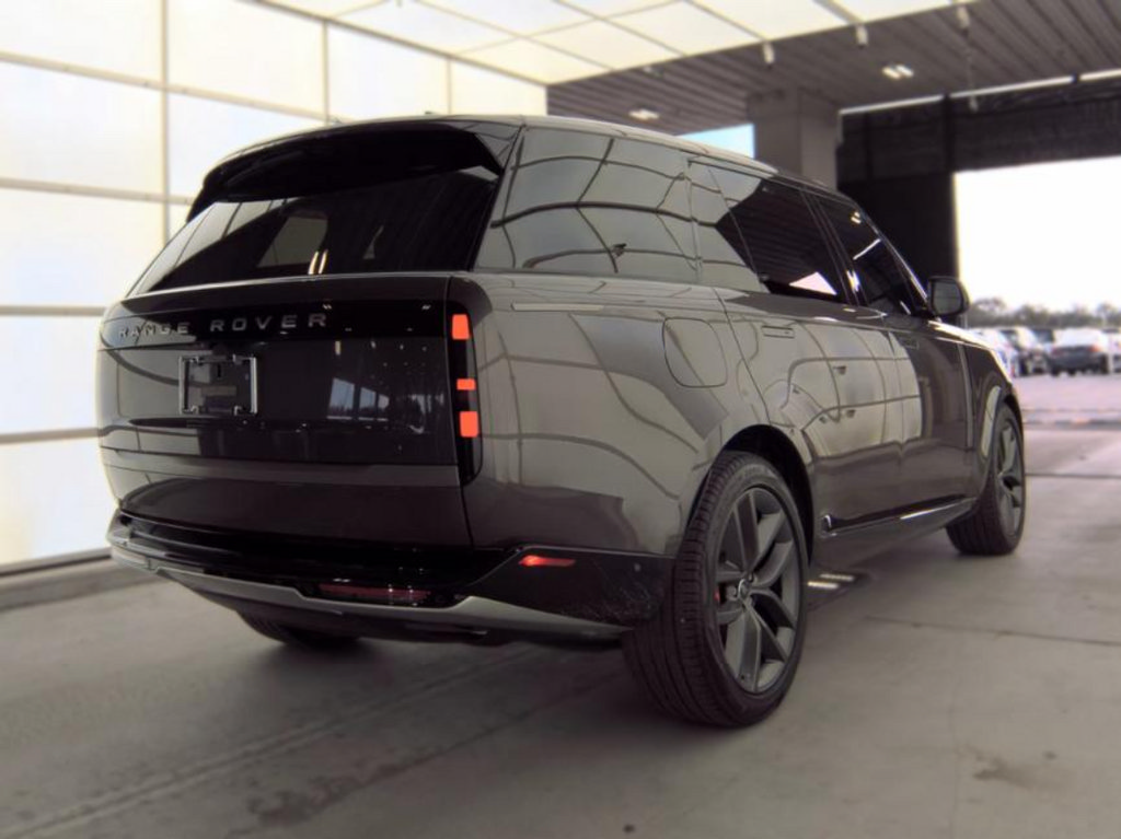 Used 2022 Land Rover Range Rover Long Wheelbase SE AWD/4WD image 2