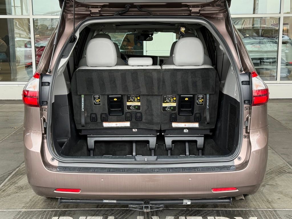 Used 2018 Toyota Sienna Limited Premium w/ Carpet Mat Package image 14