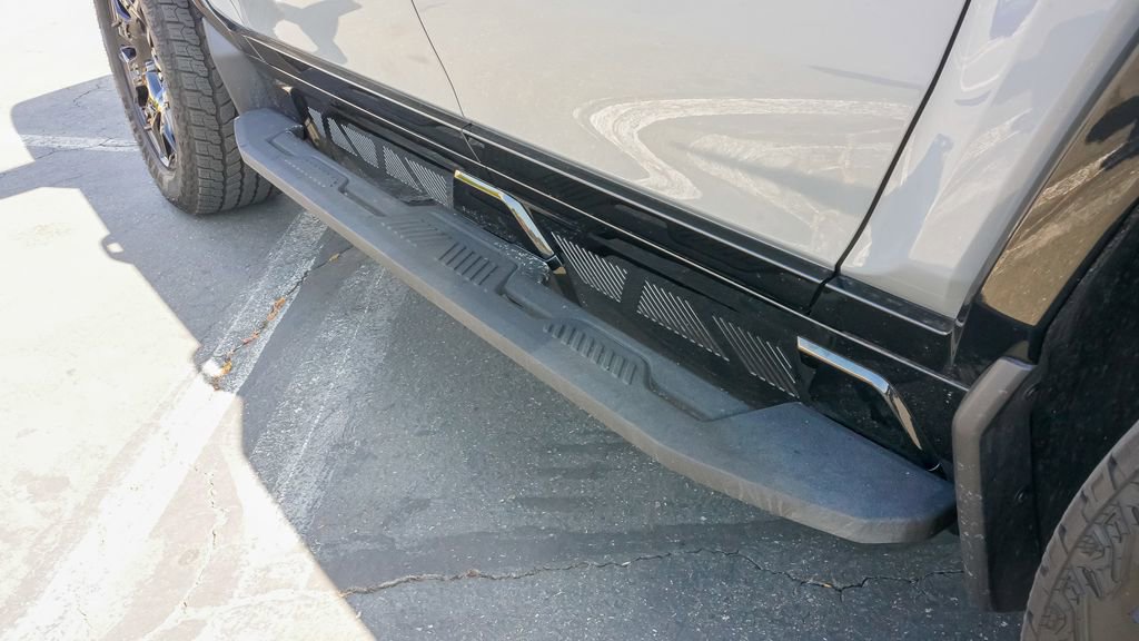 Used 2025 GMC Hummer EV 2X w/ LPO, Cargo Utility Package image 17