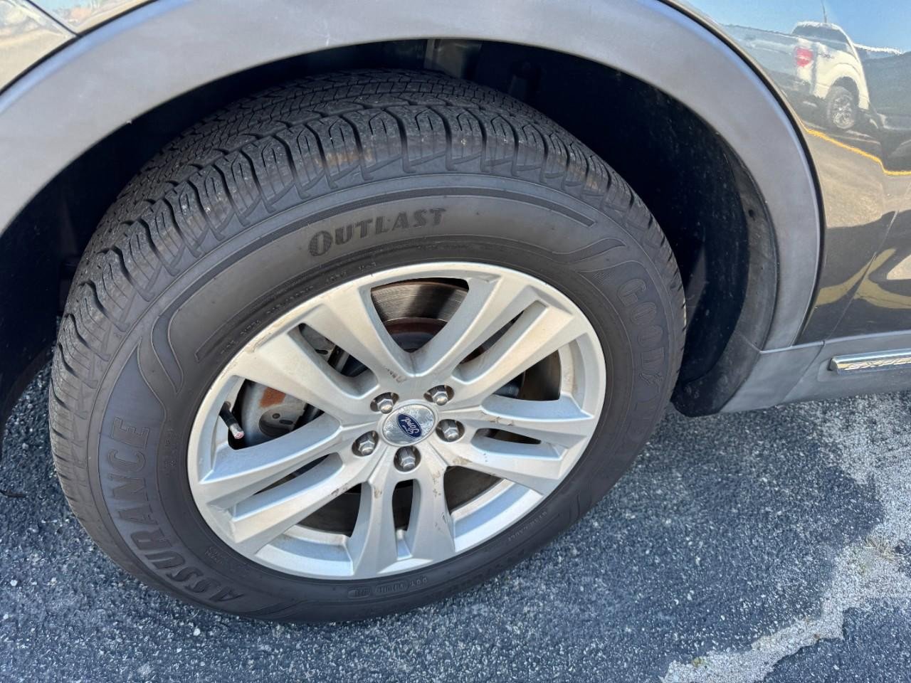Used 2018 Ford Explorer XLT w/ Equipment Group 202A FWD image 8