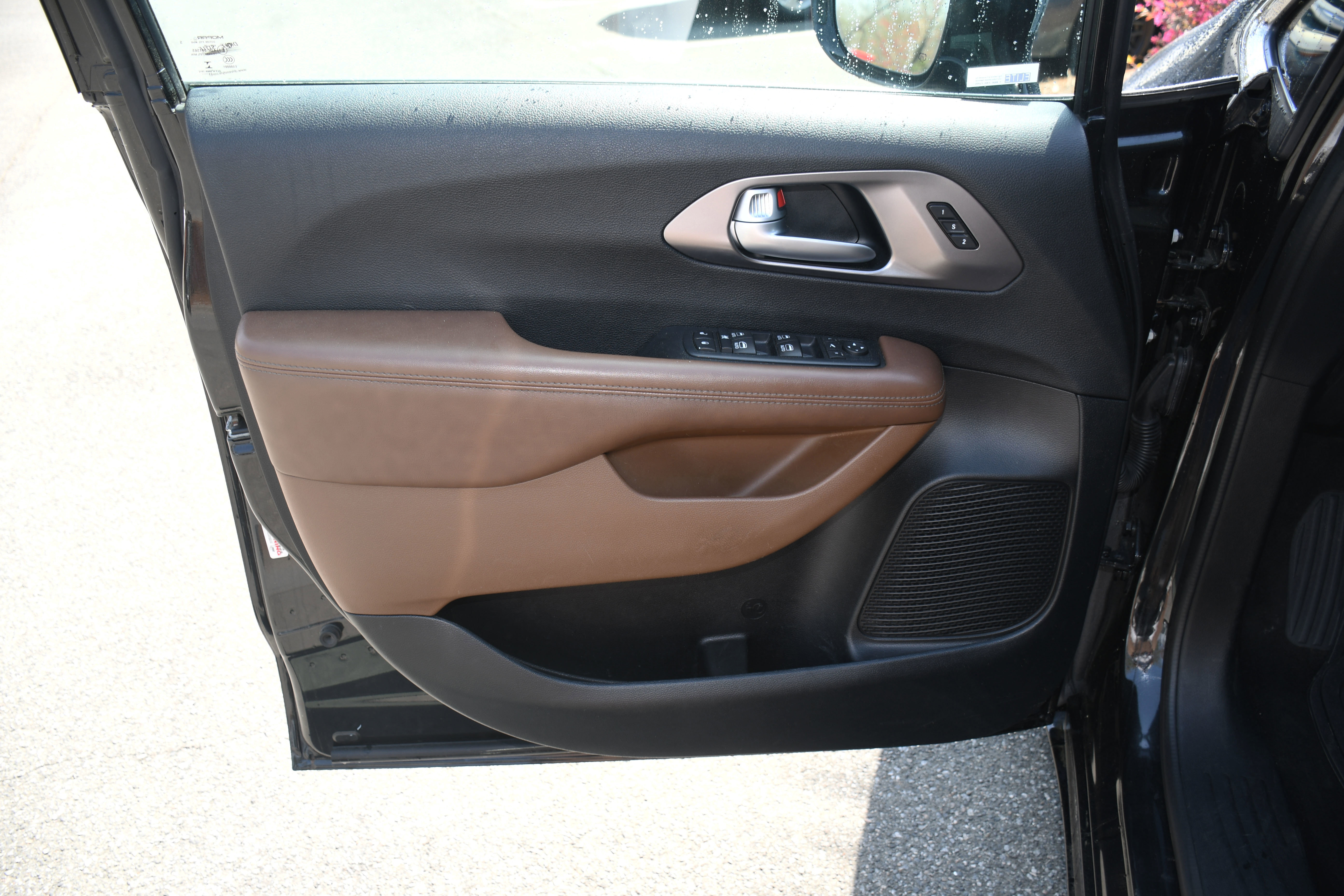 Used 2017 Chrysler Pacifica Limited w/ UConnect Theater Package image 10