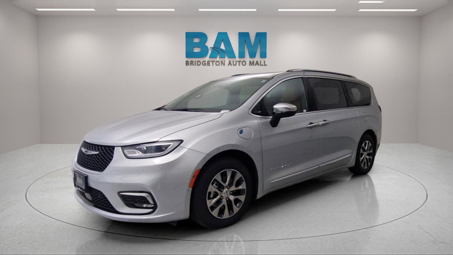 Used 2023 Chrysler Pacifica Pinnacle FWD image 3
