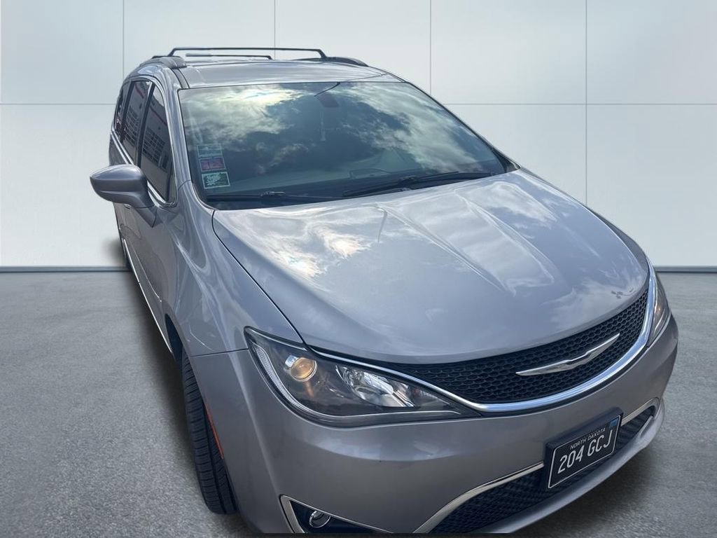 Used 2017 Chrysler Pacifica Touring-L w/ Tire & Wheel Group FWD image 2